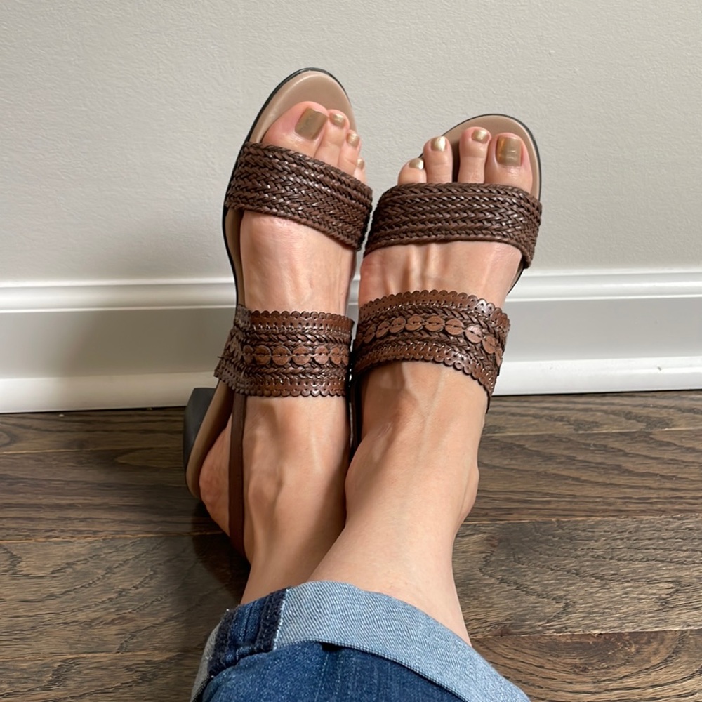 Women’s 8.5 Munro leather sandals w kitten heel